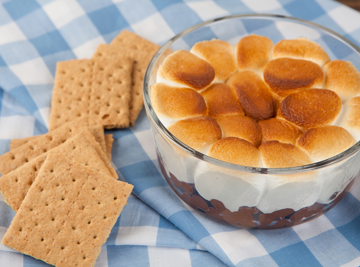 S'mores Dip and Graham Crackers